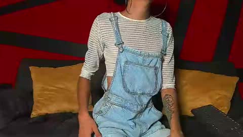 Snapshot of chaminelan chatting on 12/23/24, 06:27 chaminelan online show from 12/23/24, 06:27