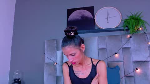 Snapshot of chaneladamss_ chatting on 11/11/25, 02:55 C H A N E L online show from 11/11/25, 02:55