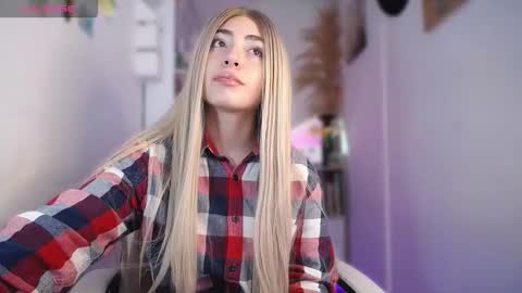 Snapshot of channel_blonde_a chatting on 11/05/25, 04:40 channel_blonde_a online show from 11/05/25, 04:40