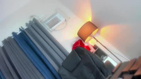 Snapshot of chantal_fuck chatting on 09/18/25, 12:12 chantal_fuck online show from 09/18/25, 12:12