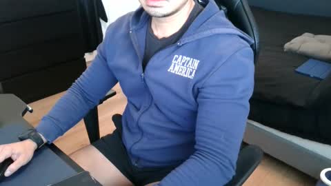 Snapshot of charliekkw chatting on 12/14/25, 08:57 charliekkw online show from 12/14/25, 08:57