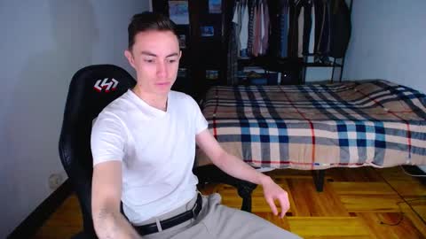 Snapshot of charlieseyer chatting on 02/02/25, 01:45 carlos reyes online show from 02/02/25, 01:45