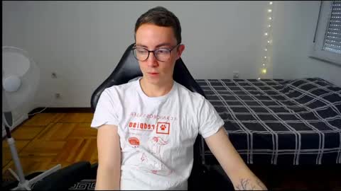 Snapshot of charlieseyer chatting on 05/18/26, 07:36 carlos reyes online show from 05/18/26, 07:36