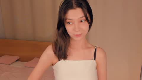 Snapshot of charlinepiker chatting on 04/19/26, 08:00 Yumi online show from 04/19/26, 08:00