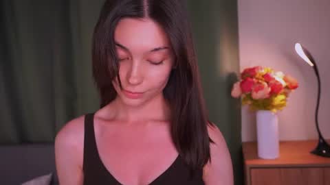 Snapshot of charlinepiker chatting on 06/11/26, 12:32 Yumi online show from 06/11/26, 12:32