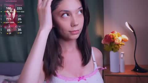 Snapshot of charlinepiker chatting on 06/11/26, 10:41 Yumi online show from 06/11/26, 10:41