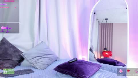 Snapshot of charloottee_1 chatting on 01/26/25, 10:45 Char 3  Lets go for the 100 Thumb-Up   online show from 01/26/25, 10:45