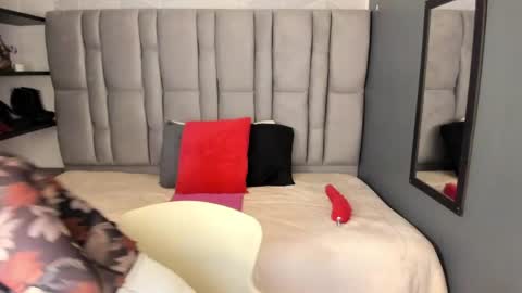 Charlot milf online show from 04/15/26, 11:28
