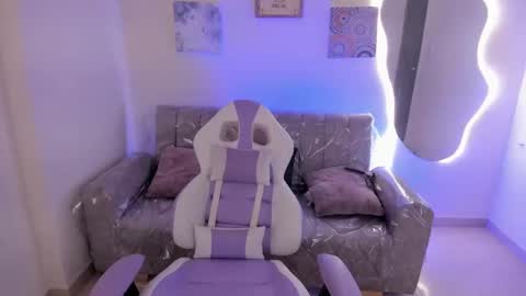 Snapshot of charlote_cowell_sub_ chatting on 09/16/25, 03:57 online show from 09/16/25, 03:57