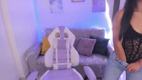 Snapshot of charlote_cowell_sub_ chatting on 10/01/25, 04:02 online show from 10/01/25, 04:02