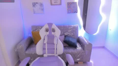 Snapshot of charlote_cowell_sub_ chatting on 10/15/25, 07:03 online show from 10/15/25, 07:03