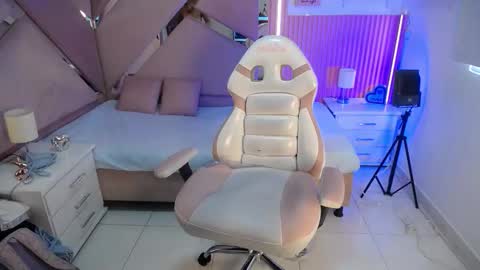 Snapshot of charlotte__ebony_ chatting on 10/11/25, 01:09 Charlotte  online show from 10/11/25, 01:09