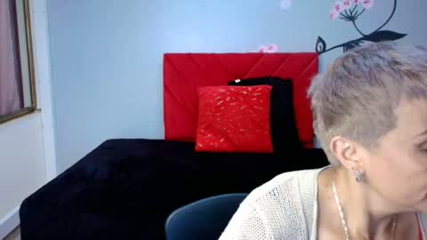 Snapshot of charlotte__gray chatting on 10/27/25, 12:20 CHARLOTTE GRAY online show from 10/27/25, 12:20