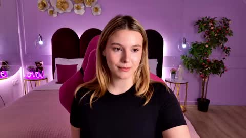 Snapshot of charlotteatwood chatting on 05/05/26, 04:15 charlotteatwood online show from 05/05/26, 04:15