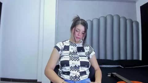 Snapshot of charlottee_starr chatting on 11/04/25, 08:41 charlottee_starr online show from 11/04/25, 08:41