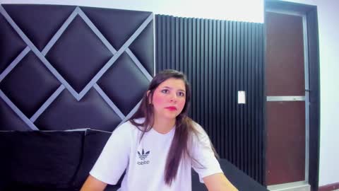 Snapshot of charlottee_starr chatting on 11/23/25, 11:32 charlottee_starr online show from 11/23/25, 11:32