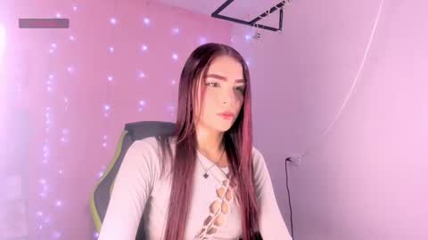 Snapshot of charlotteee_02 chatting on 09/22/25, 04:25 charlotteee online show from 09/22/25, 04:25