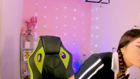 Snapshot of charlotteee_02 chatting on 10/17/25, 01:20 charlotteee online show from 10/17/25, 01:20