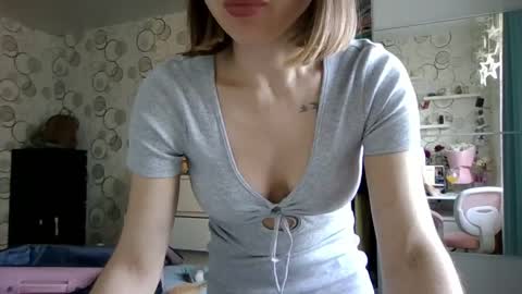 Snapshot of charming__chick chatting on 05/23/26, 02:43 charming__chick online show from 05/23/26, 02:43
