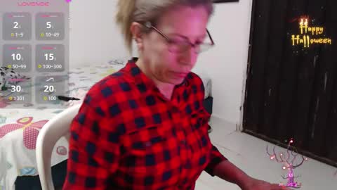 CHAYLA VICTORIA RUIZ  online show from 10/15/25, 09:20