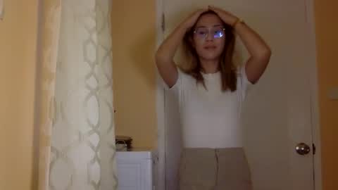 Snapshot of chelly4u69 chatting on 11/26/25, 04:35 chelly4u69 online show from 11/26/25, 04:35