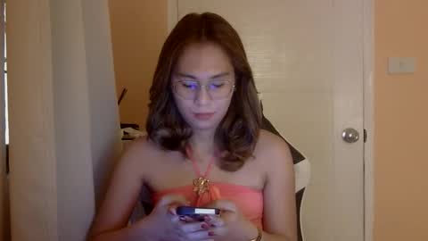 Snapshot of chelly4u69 chatting on 12/19/25, 04:30 chelly4u69 online show from 12/19/25, 04:30