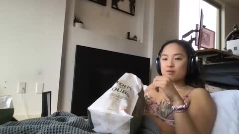 Snapshot of chellybear101 chatting on 12/24/24, 06:28 chellybear101 online show from 12/24/24, 06:28