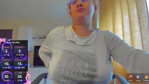 Snapshot of cherry_pie_69 chatting on 10/07/25, 10:45 mayra online show from 10/07/25, 10:45