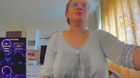 Snapshot of cherry_pie_69 chatting on 10/23/25, 08:02 mayra online show from 10/23/25, 08:02