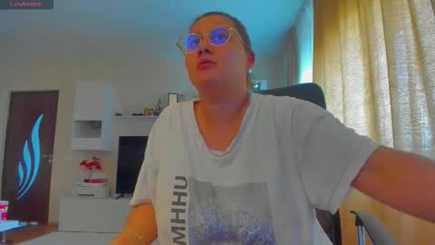 Snapshot of cherry_pie_69 chatting on 12/01/25, 10:20 mayra online show from 12/01/25, 10:20