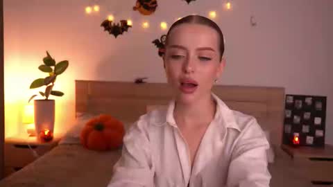 Snapshot of cherryblossom224 chatting on 10/17/25, 09:17 Alisha online show from 10/17/25, 09:17