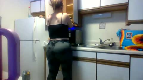 Snapshot of cherrybomb454 chatting on 09/23/25, 06:44 cherrybomb454 online show from 09/23/25, 06:44