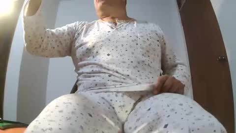 Snapshot of chicoguapo8 chatting on 11/28/25, 08:06 jorge online show from 11/28/25, 08:06