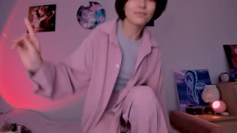 Snapshot of chill_girrrl chatting on 10/24/25, 01:07 Vivian online show from 10/24/25, 01:07