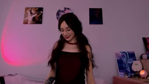 Snapshot of chill_girrrl chatting on 10/25/25, 05:40 Vivian online show from 10/25/25, 05:40