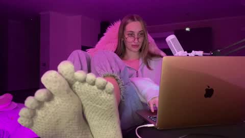 Snapshot of chillgoddess chatting on 12/24/24, 02:22 Goddess Vika - owner of all ur money online show from 12/24/24, 02:22