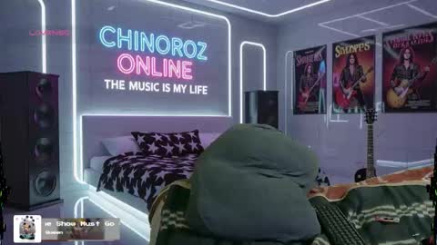 Snapshot of chinoroz chatting on 10/11/25, 07:29 Enrique online show from 10/11/25, 07:29