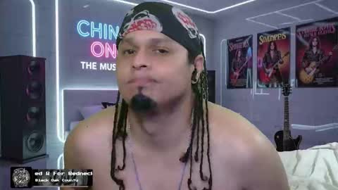 Snapshot of chinoroz chatting on 10/17/25, 06:43 Enrique online show from 10/17/25, 06:43