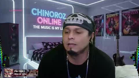 Snapshot of chinoroz chatting on 10/18/25, 06:52 Enrique online show from 10/18/25, 06:52