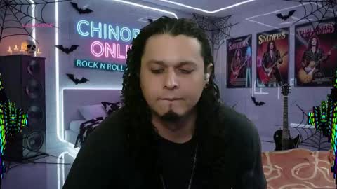 Snapshot of chinoroz chatting on 10/26/25, 06:08 Enrique online show from 10/26/25, 06:08