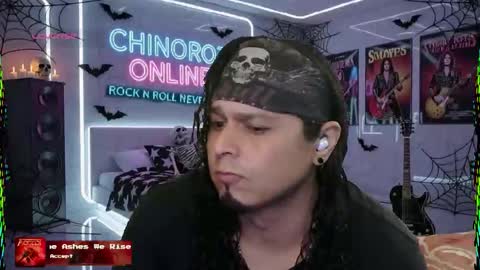 Snapshot of chinoroz chatting on 10/29/25, 07:10 Enrique online show from 10/29/25, 07:10