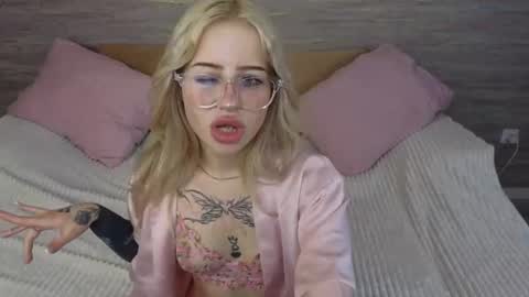 Snapshot of chloe_1dream chatting on 06/23/26, 02:48 Chloe online show from 06/23/26, 02:48