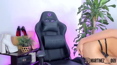 Snapshot of chloe__daviss chatting on 09/30/25, 08:47 CHLOE online show from 09/30/25, 08:47