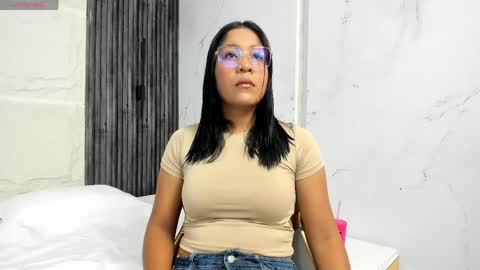Snapshot of chloe_dreams4u chatting on 05/20/26, 11:27 CHLOE online show from 05/20/26, 11:27