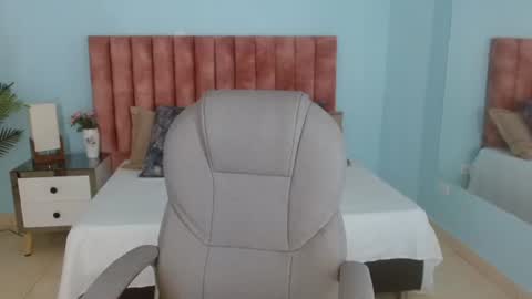 chloe_durand1 online show from 06/11/26, 08:07