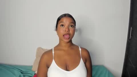 Snapshot of chloe_evans21 chatting on 09/19/25, 11:05 chloe online show from 09/19/25, 11:05