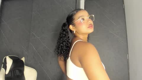 Snapshot of chloe_evans21 chatting on 10/22/25, 01:17 chloe online show from 10/22/25, 01:17