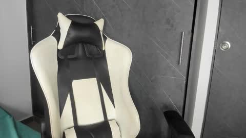 Snapshot of chloe_evans21 chatting on 10/24/25, 10:17 chloe online show from 10/24/25, 10:17