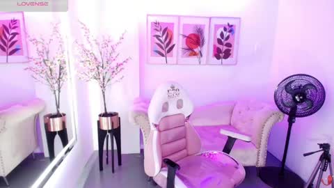 Snapshot of chloe_meoww chatting on 05/18/26, 11:49 Chloe online show from 05/18/26, 11:49
