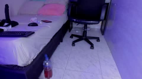 Snapshot of chloe_moretz_1 chatting on 01/11/25, 06:03 Chloe online show from 01/11/25, 06:03